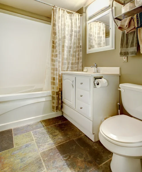 Intérieur de salle de bain blanc et brun — Photo