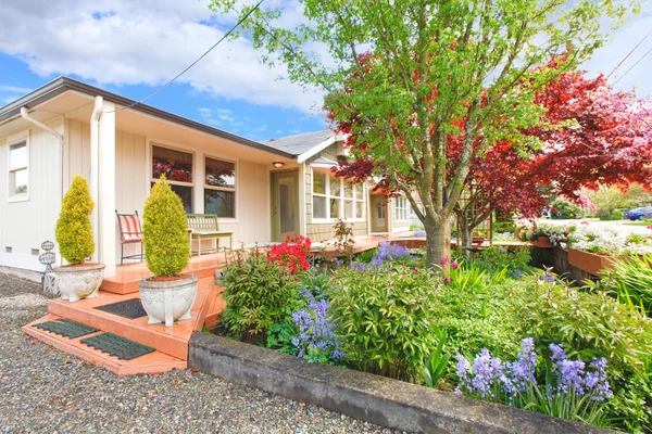 Exterior de la casa con atractivo acera — Foto de Stock