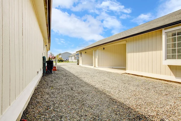 Dans le jardin. Vue du garage et de l'allée — Photo