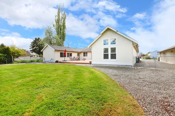 Huis achtertuin. staking dek met patio gebied — Stockfoto