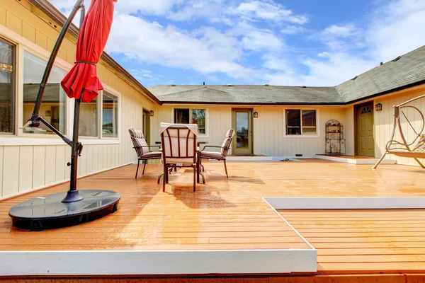 House backyard. Walkout deck with patio area — Stock Photo, Image