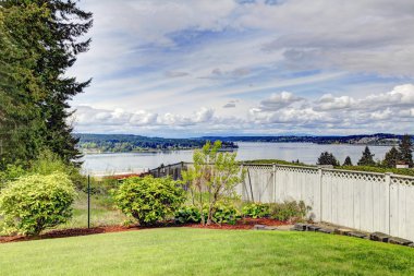 çit backyard su manzaralı