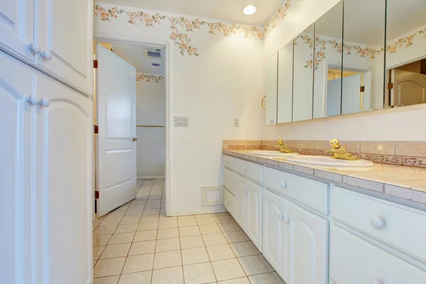 Refreshing bathroom interior with decorated wall — Stock Photo, Image