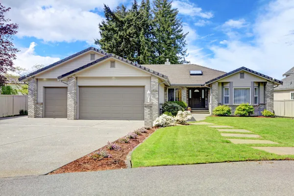 Modern house exterior. Front entrance porch and garage view — Stock Photo, Image