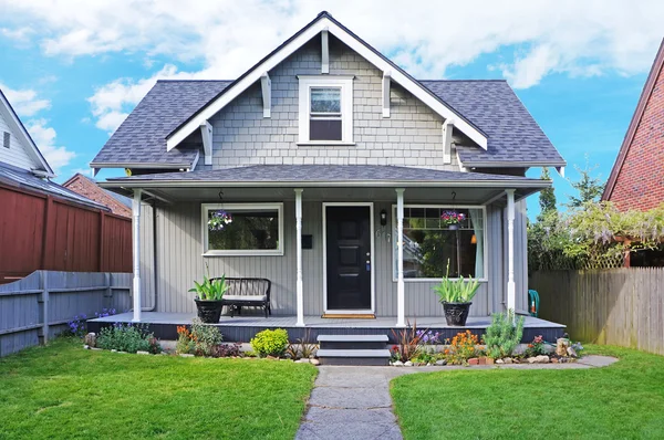 Casa exterior. varanda de entrada e vista para o jardim da frente — Fotografia de Stock