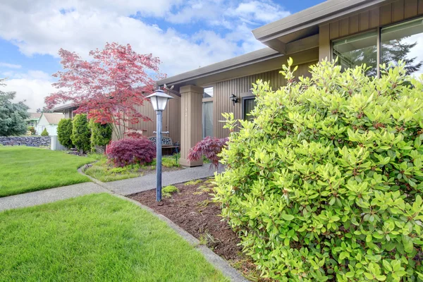 Casa exterior. varanda de entrada e vista para o jardim da frente — Fotografia de Stock