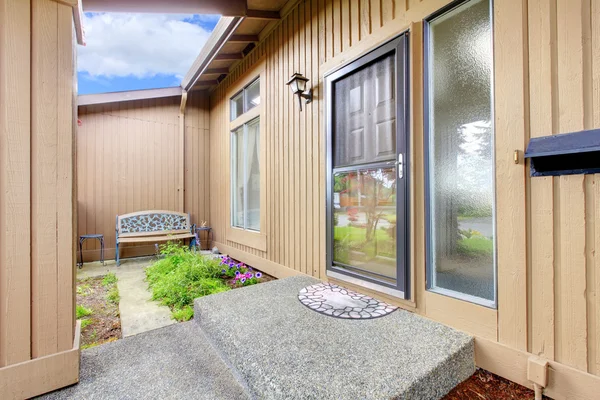 Casa exterior. Vista al porche de entrada — Foto de Stock