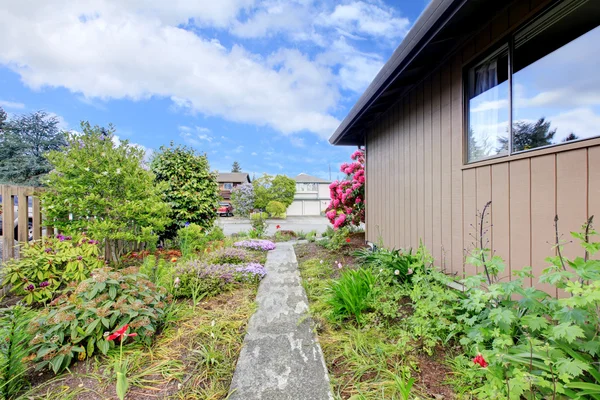 Casa exterior. Vista de la pared con cama de flores — Foto de Stock