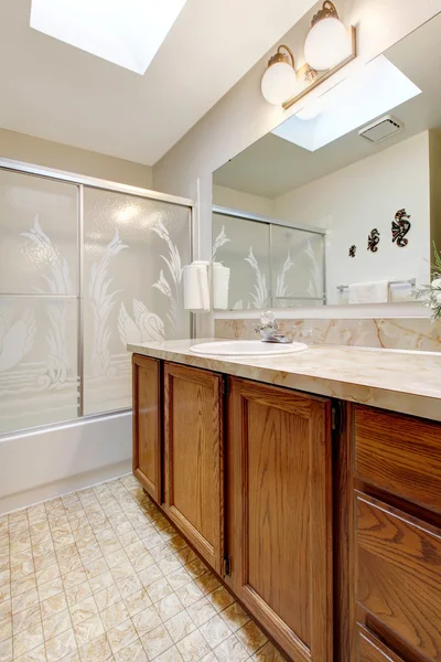 Salle de bain avec plafond puits de lumière — Photo