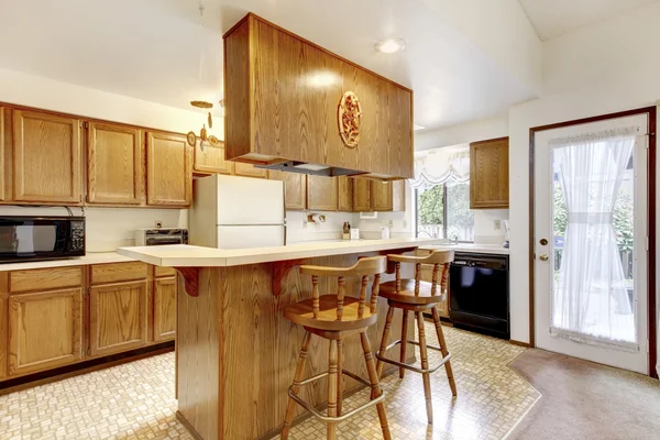 Sala de cozinha brilhante com bancos de bar rústico — Fotografia de Stock