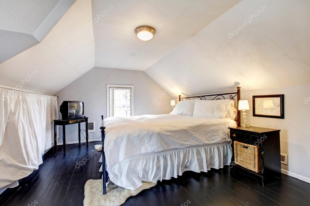 VELUX slaapkamer in oud huis met antieke meubelen — Stockfoto ... VELUX slaapkamer in oud huis met antieke meubelen — Stockfoto ...