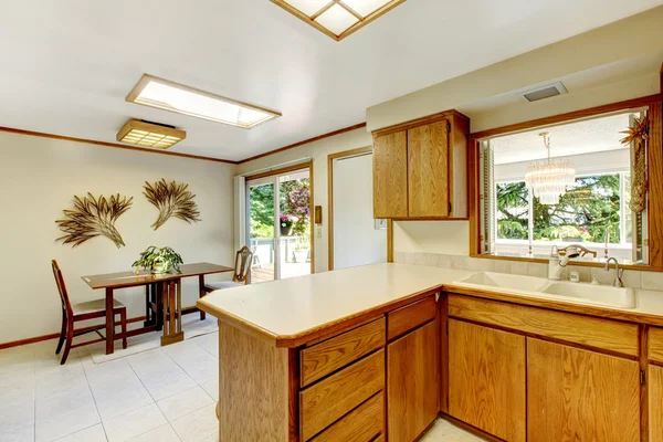 Sala de cozinha brilhante com área de jantar — Fotografia de Stock