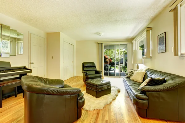 Moderna vardagsrum med läder möbler som — Stockfoto