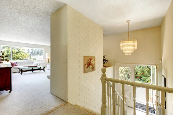 Intérieur de maison. Salon avec escalier menant au hall d'entrée — Photo