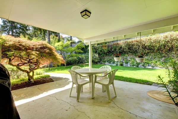 Backyard patio area with landscape — Stock Photo, Image