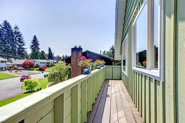 Huis balkon versierd met bloempotten — Stockfoto