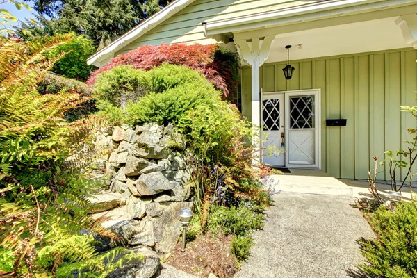 Schöner Vorgarten. Landschaftsplanung. - Stockfotografie: lizenzfreie
