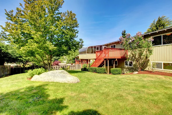 Casa exterior. Vista de estufa com deck walkout — Fotografia de Stock