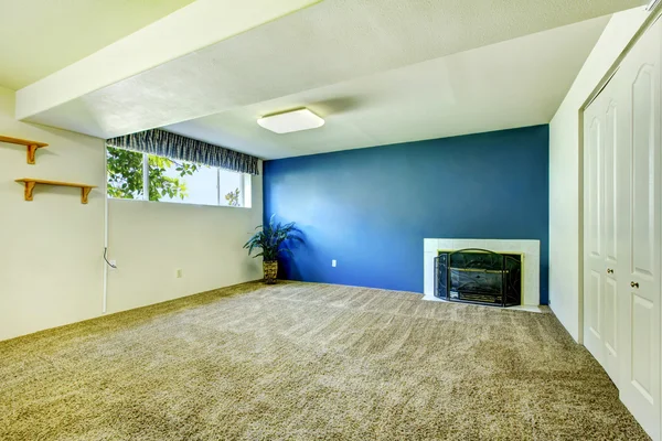 Leerer Raum mit kontrastreichen Wänden — Stockfoto