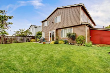 evin dış. arka bahçe veranda alan ile