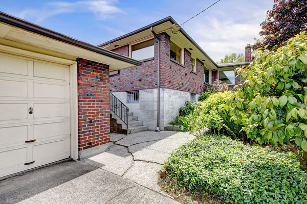 Кирпичный дом с гаражом
