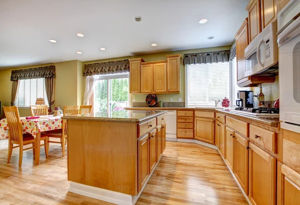 Keuken kamer met eethoek — Stockfoto