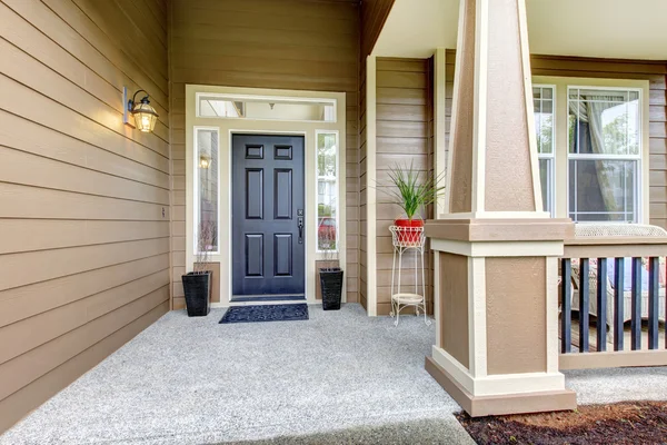 Ingång veranda med kolumner — Stockfoto