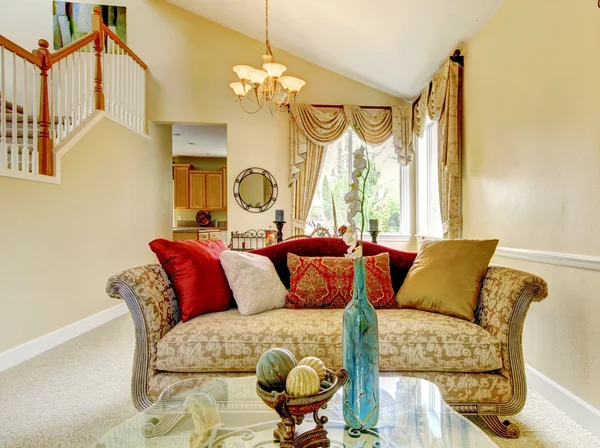 Hermoso sofá antiguo con almohadas de colores. Casa inteior . — Foto de Stock
