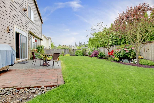 Huis buitenkant met landschap — Stockfoto