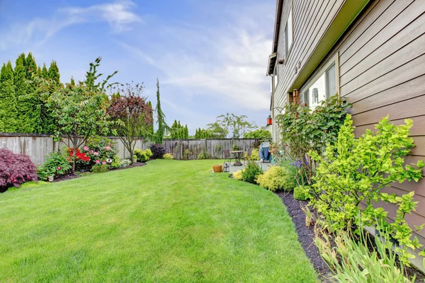 Casa exterior con paisaje — Foto de Stock