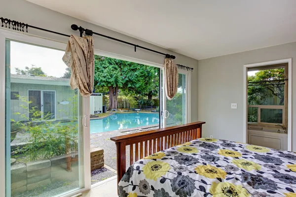 Master bedroom with walkout deck and bathroom — Stock Photo, Image