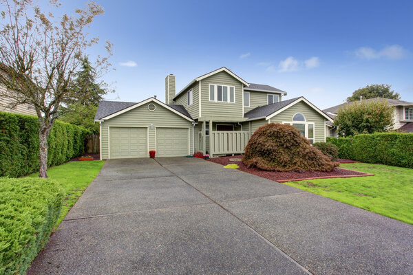 Внешний вид дома. Вид на гараж и дорогу
