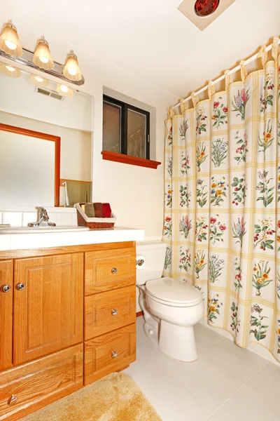 Bathroom interior with floral curtains — Stock Photo, Image