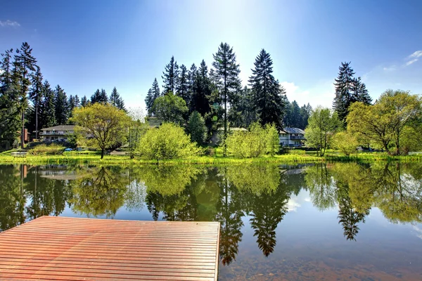 Kaunis kesänäkymä järvelle laiturilta — kuvapankkivalokuva