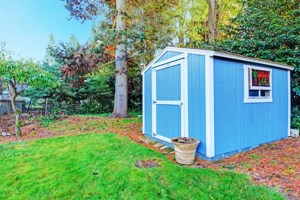 Backyad small shed — Stock Photo, Image