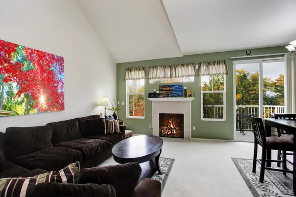 Sala de estar interior con chimenea y salida a cubierta —  Fotos de Stock