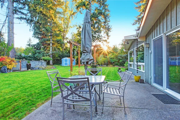 Huis met achtertuin patio gebied — Stockfoto