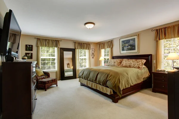 Gezellige slaapkamer interieur in olijf kleuren — Stockfoto