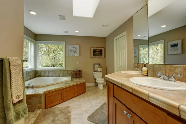 コーナー浴槽と広々 としたバスルーム — ストック写真