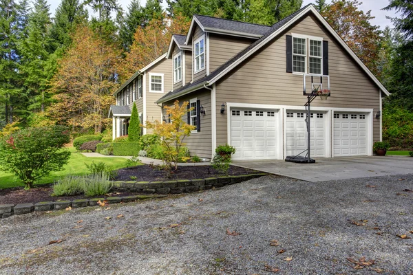 House exterior. View of three car garage with driveway and baske — Stock Photo, Image