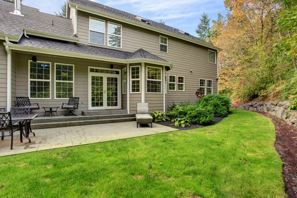 Huis exterior.spacious achtertuin met patio gebied — Stockfoto