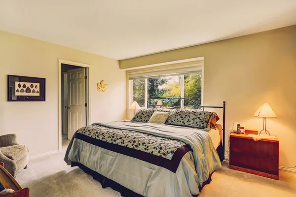 Wnętrze sypialni z łóżkiem ramki żelaza — Zdjęcie stockowe