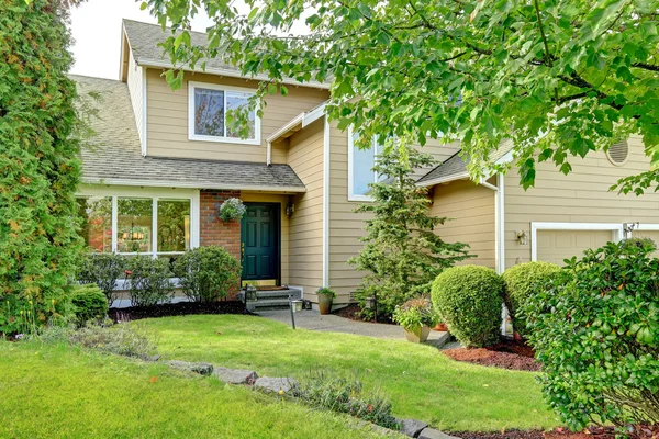 Amerikanische Backstein Haus Eingang Veranda und Bordstein Appell — Stockfoto