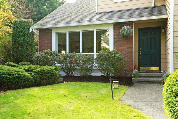 Alpendre de entrada de casa de tijolo americano — Fotografia de Stock