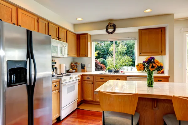 Acogedor interior de la cocina con isla y ventana — Foto de Stock