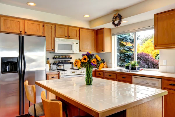 Intérieur de cuisine confortable avec îlot et fenêtre — Photo