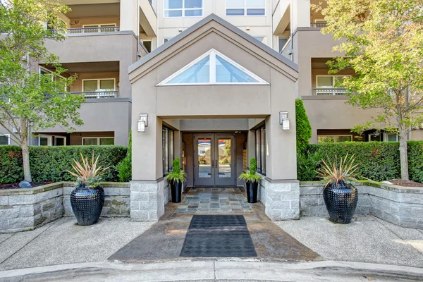 Park avenue residential building. Entrance view — Stock Photo, Image