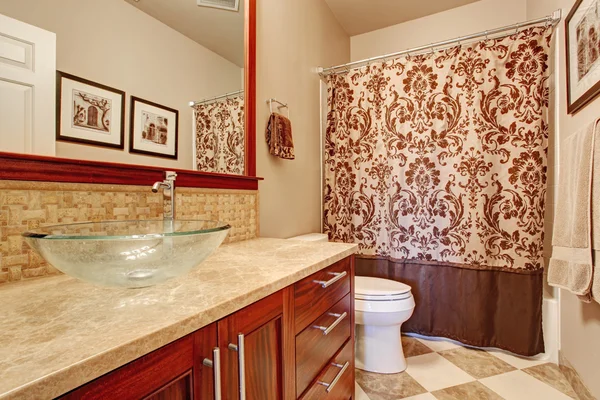 Interior do banheiro moderno em tons castanhos suaves — Fotografia de Stock