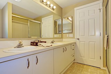 Beyaz dolapları ile basit banyo iç