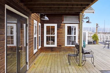 Evde su ön görünüm. arka güverte 